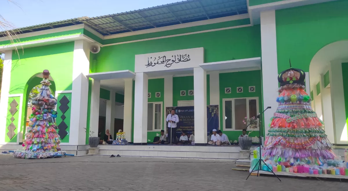Dua gunungan raksasa hasil karya siswa dipajang depan musala untuk memperingati Maulid Nabi Muhammad SAW. (As'ad Choirudin/SketsaNusantara.id)