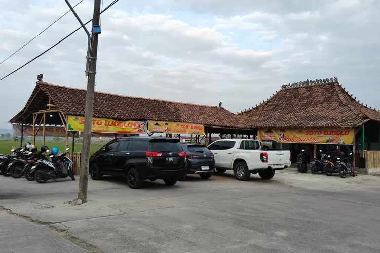 Warung soto di tengah kota Kaliwungu menyajikan pemandangan sawah dan gunung.  (edi prayitno/kontributor Kendal)
