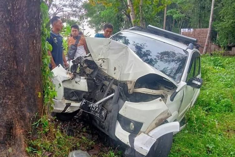 Kecelakaan Maut Mobil Tabrak Pohon di Sindangbarang, Kades Mekarsari dan Keluarga Meninggal