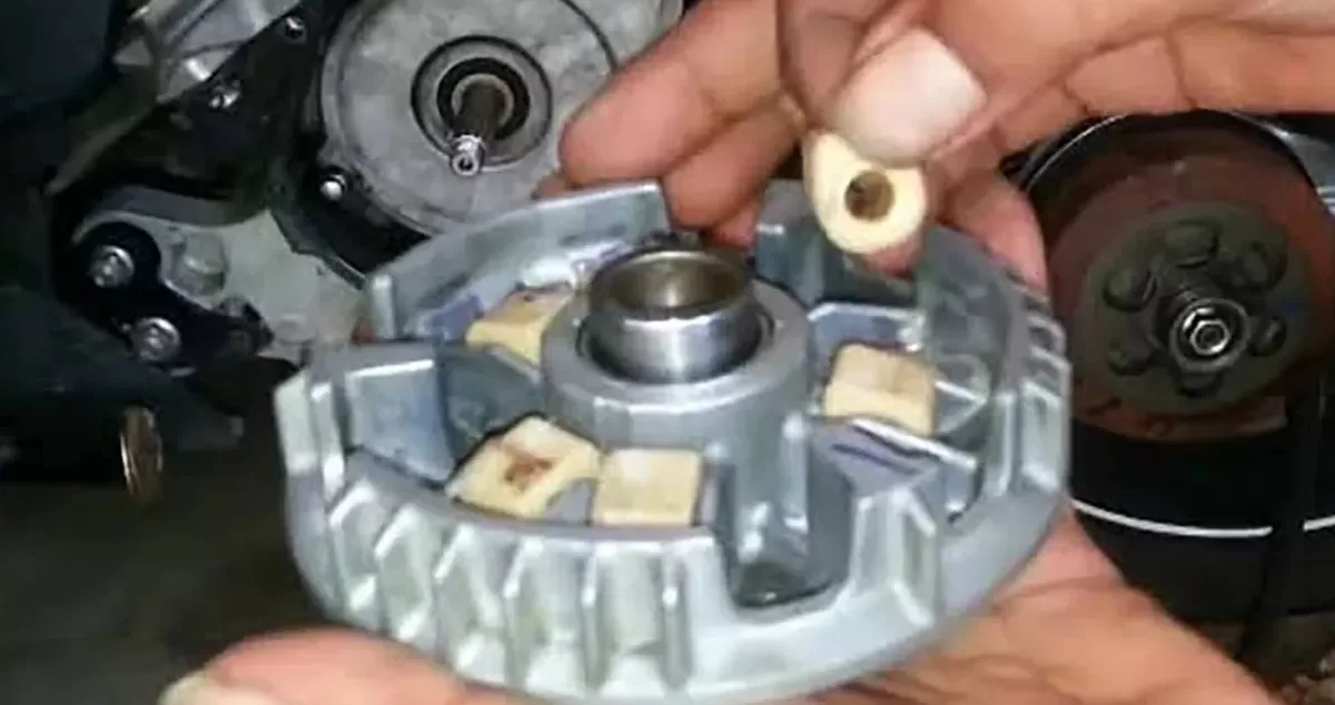 Mekanik bengkel motor menunjukan roller motor yang rusak untuk diganti. (foto:suzuki.co.id)