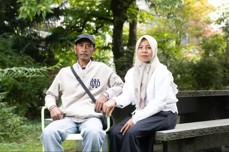 Arif Pujianto dan Ibu Asmania di taman belakang markas Heks. Dua dari empat warga PUlau Pari menggugat raksasa semen Holcim di Pengadilan Swiss. Foto: derbund.ch/Sabrina Bobst