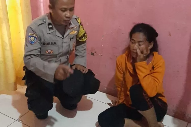 Polsek Rumpin berhasil menangkap wanita dengan inisiap RK yang masuk ke rumah warga dan mencuri dengan modus bertamu. (Foto: Nasir)