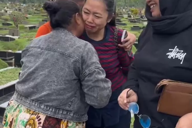 Tangis haru mewarnai pertemuan Annisah dan Ibunya. Annisah adalah TKW yang berhasil dipulangkan Prabowo usai mendapatkan laporan sebulan lalu usai berziarah ke makam orangtuanya.