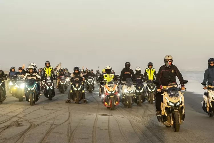 Komunitas ADV Riders Bandung, saat melakukan sunmori ke pantai Karang Potong, Cianjur. (PT Daya Adicipta Motora)