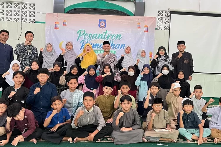 Kepala SD Muhammadiyah Ade Irma Gunawan bersama para guru dan siswa selepas mengadakan giatan Pesantren Ramadan. (RADAR DEPOK)