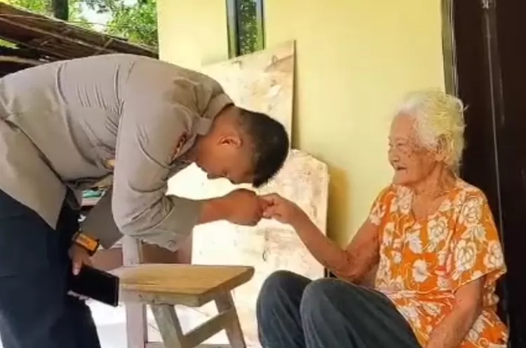 AKBP Zulkarnain berpamitan kepada seorang nenek yang selama ini ia perhatikan selama menjabat sebagai Kapolres Luwu Timur, sebelum pindah tugas ke Morowali.