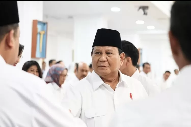 Presiden Prabowo Subianto memberi instruksi pada Kapolri Jenderal Listyo Sigit Prabowo untuk menaikkan pangkat aparat yang terluka saat menjaga demo. (Instagram/presidenrepublikindonesia)