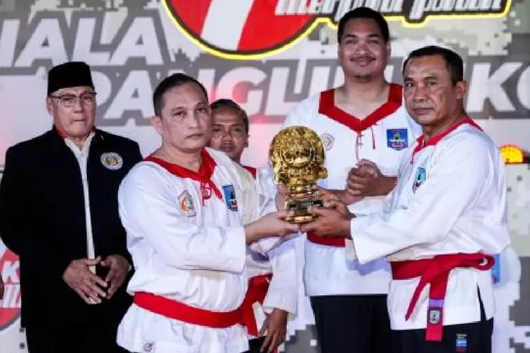 Menpora Ario Tedjo dan Pangkostrad Letjen TNI Mohamad Hasan, saat membuka Kejurnas Merpati Putih ke-7.