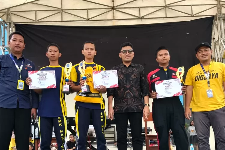 Pembagian hadiah pada kegiatan Tech Fest 2025, di SMK Nasional Depok yang terletak di Jalan Raya Grogol, Kelurahan Grogol, Kecamatan Limo.  (ANDIKA EKA/RADAR DEPOK)