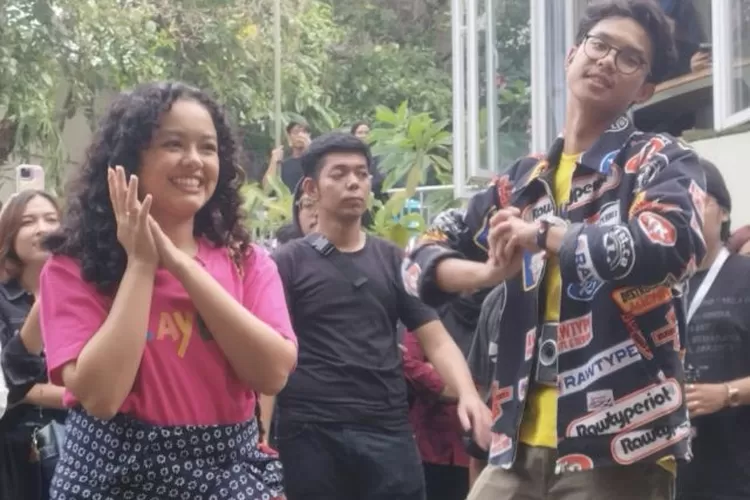 Putri dari Anies Baswedan, Mutiara Baswedan (kiri) bersama Putra dari Ganjar Pranowo, Alam Ganjar (kanan) bermain bersama di sebuah acara generasi muda di Jakarta, Sabtu (9/12/2023).  (ANTARA/Bagus Ahmad Rizaldi)
