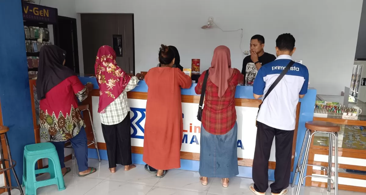 Pengunjung saat menggunakan layanan transaksi keuangan tampak antri di Agen BRILink Kamajaya (SketsaNusantara.id/As'ad Choirudin)