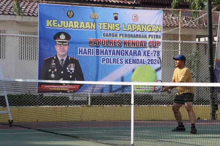 Kapolres Kendal AKBP Feria Kurniawan bermain tenis dipembukaan Kapolres Cup di lapangan tenis Pemda Kendal.  (edi prayitno/kontributor kendal)