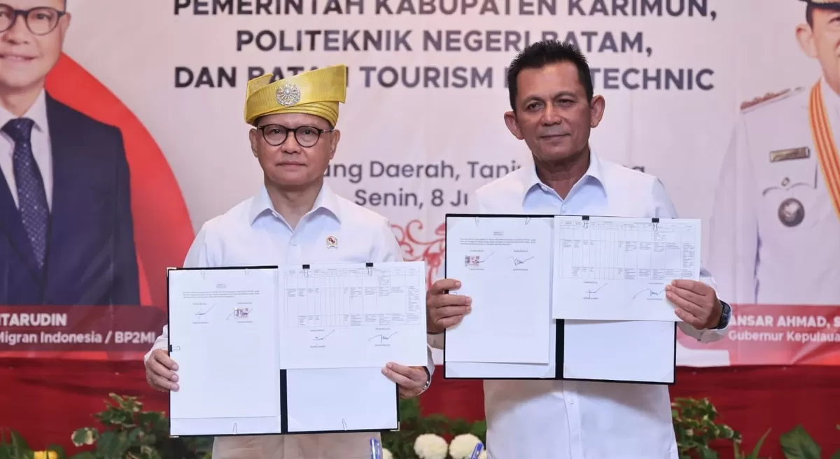 Menteri P2MI, Mukhtarudin, bersama Gubernur Kepri Ansar Ahmad menunjukkan dokumen kerjasama dalam menyiapkan ekosistem pekerja migran yang berkualitas di Gedung Daerah Tanjungpinang. (Foto:Diskominfo Kepri) 