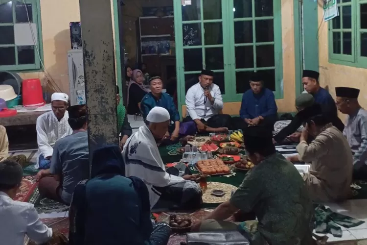 KEBERSAMAAN : Suasana pengajian Majelis Taklim Warga RW8 Bojongsari Baru disalah satu rumah warga Kelurahan Bojongsari Baru, Kecamatan Bojongsari, Minggu (19/1). (DOKUMEN NARASUMBER)
