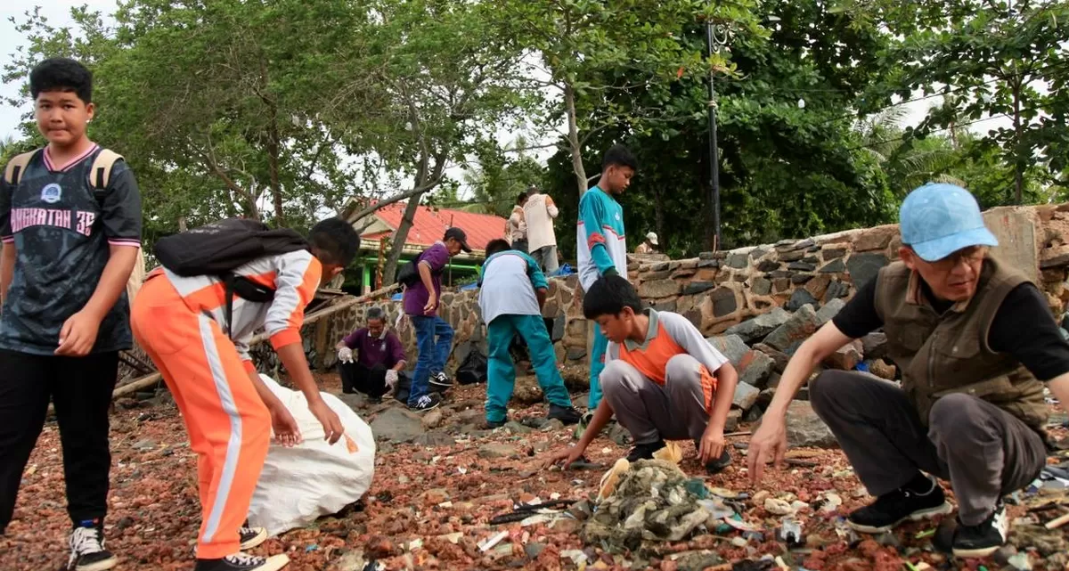 Gerakan Wisata Bersih dan Indonesia ASRI  di Pulau Penyenga digelar Dispar Kepri melibatkan berbagai unsur termasuk pelajar dan mahasiswa. (Humas Dispar Kepri)