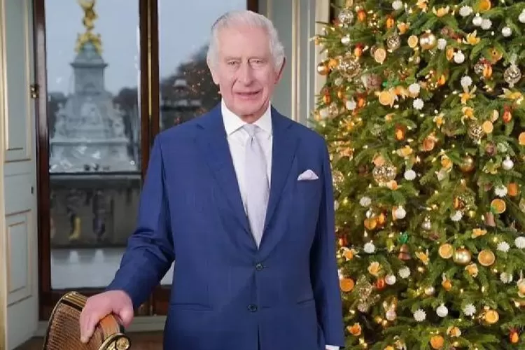 Raja Charles berdiri di samping pohon natal yang merupakan tradisi baru di kerajaan untuk pesan Natal 2023. ( ANTARA/X/The Royal Familiy)