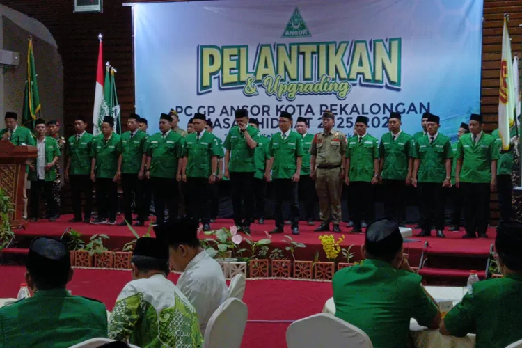 PENGURUS BARU : Ketua PC GP Ansor Kota Pekalongan terpilih, Jihan Setia Bella bersama jajaran pengurus untuk&nbsp;periode kepengurusan 2025-2029, saat acara pelantikan di Hotel Dafam. (KONTENJATENG.COM/Arif Prayoga)