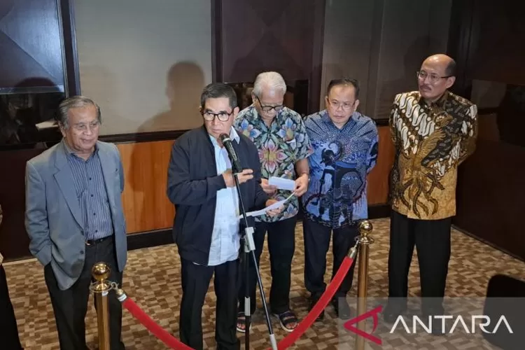 Mantan ketua Mahkamah Konstitusi (MK) Hamdan Zoelfa tengah bersama dengan sejumlah mantan hakim konstitusi memberikan keterangan kepada wartawan di Jakarta, Selasa (7/11/2023).  (ANTARA/Rivan Awal Lingga)