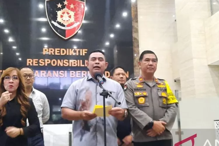 Direktur Tindak Pidana Ekonomi Khusus (Dirtipideksus) Bareskrim Polri Brigjen Pol. Whisnu Hermawan memberikan keterangan pers terkait penetapan tersangka TPPU Panji Gumilang di Mabes Polri, Jakarta, Kamis (2/11/2023).  (ANTARA/Laily Rahmawaty)