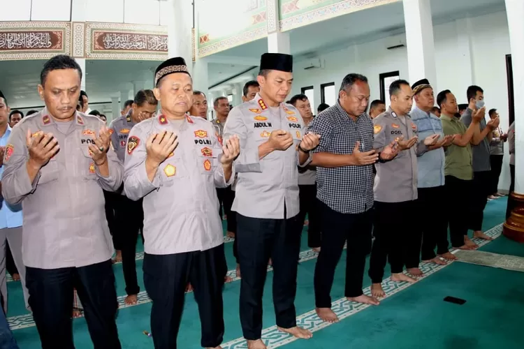 Berbondong-bondong Jamaah melangsungkan Salat Ghaib di Masjid Al Ikhlas Polres Metro Depok, Jalan Margonda, Kelurahan Depok, Kecamatan Pancoranmas, Depok, Selasa (18/3).&nbsp; (RISKY DWI LESTARI/RADAR DEPOK)