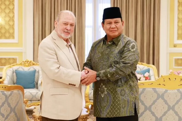 Menteri Pertahanan RI Prabowo Subianto (kanan) bersalaman dengan Raja Malaysia Sultan Ibrahim di Istana Negara Kuala Lumpur, Malaysia, Sabtu (7/9/2024). ANTARA/HO-Biro Humas Setjen Kemhan RI. 
