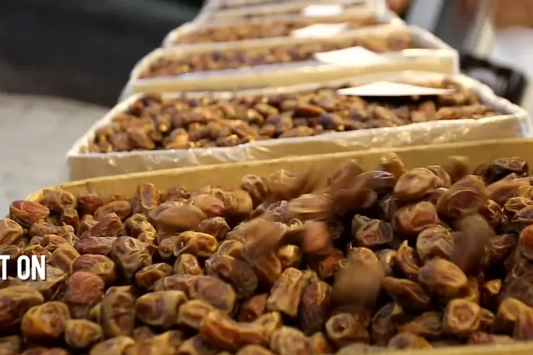 Kurma dikenal memiliki rasa manis alami dengan kandungan gula tinggi, sehingga sering disarankan untuk dibatasi konsumsinya saat menjalani diet penurunan berat badan. (Foto/YouTube - @CairoFood.)