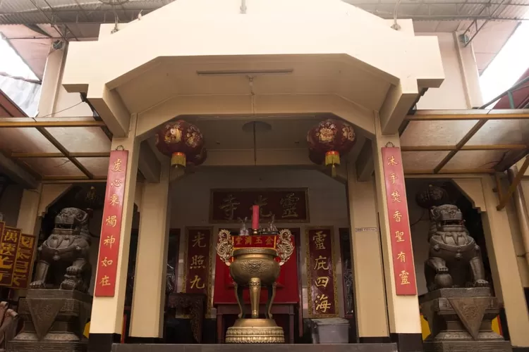 Vihara Dharma Ramsi, berlokasi Gg. Ibu Aisah No.18 9A, Jamika, Bojongloa Kaler, Kota Bandung.