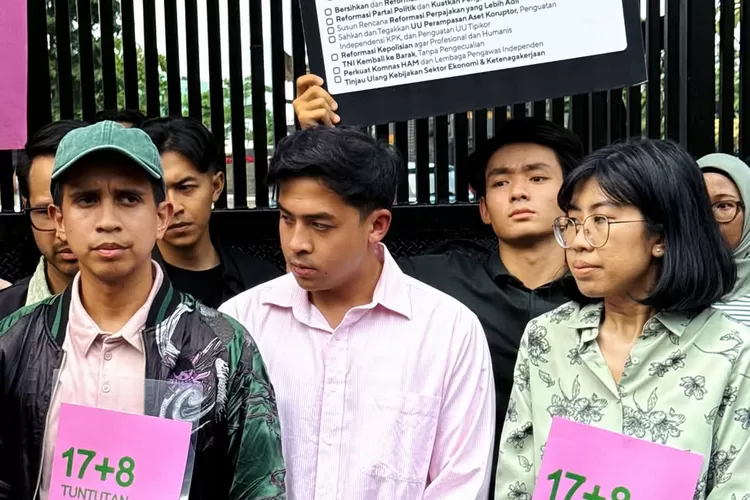 Andovi da Lopez (kanan) mengikuti acara aksi menyuarakan tuntutan 17 Plus 8 (Foto: Gorajuara/ Instagram/ @jeromepolin)