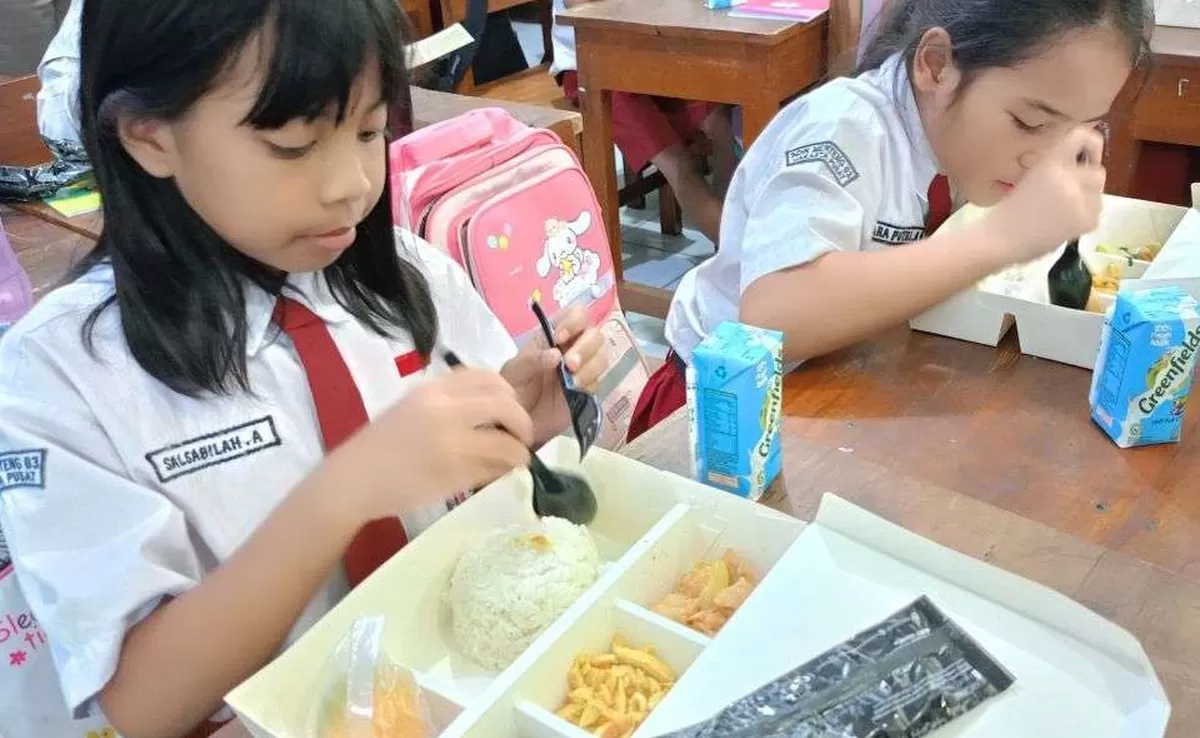 Ilustrasi.Siswa-siswi Sekolah Dasar menikmati menu makanan dari Program MBG. 