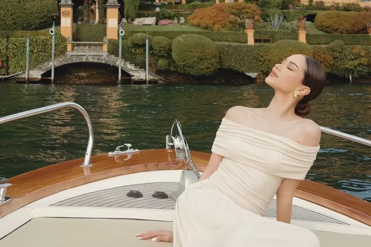 Alyssa Daguise berpose di Lake Como (Foto: Gorajuara/ Instagram/ @alyssadaguise)