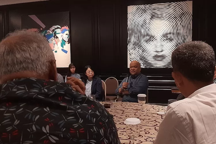 Diskusi: Bacalon Gubernur Jawa Barat, Ilham Akbar Habibie melakukan diskusi bersama Asosiasi Pertekstilan Indonesia (API) di Kota Bandung, Selasa (30/7). (PUTRA WAHYU PURNOMO/RADAR BANDUNG)