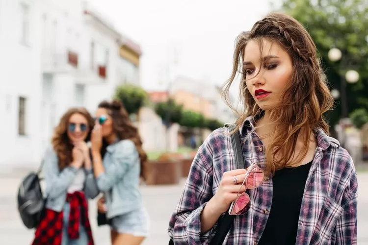 Ini ciri orang iri dengki akut dan busuk hati, simak agar anda waspada (Freepik)