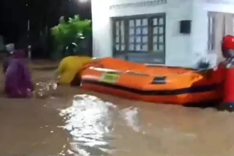 Relawan langsung terjun membantu mengevakuasi warga Imogiri yang jadi korban banjir