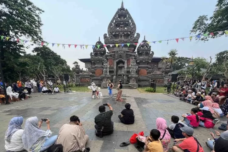 Pengunjung menyaksikan pertunjukan Sendratari Ramayana di depan Musem Taman Mini Indonesia Indah (TMII) di Jakarta Timur, Minggu (24/12/2023) (ANTARA/Harianto)