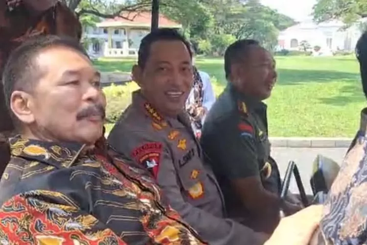 Jaksa Agung Sanitiar Burhanuddin (pertama kiri) bersama Kapolri Jenderal Listyo Sigit Prabowo (tengah) di mobil golf usai menghadiri peluncuran INA Digital di Istana Negara, Jakarta, pada Senin (27/5/2024). (ANTARA/Yashinta Difa)