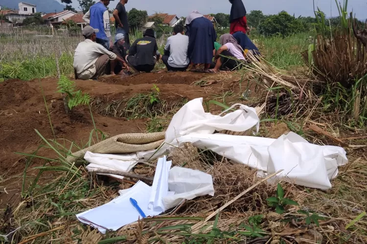 Proses pembongkaran makam di Kampung Pondok, Desa Ciasihan, Kecamatan Pamijahan. (KABAR BOGOR)