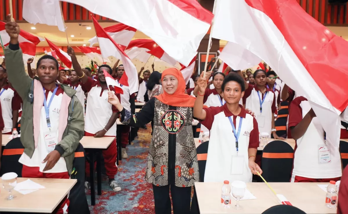 Gubernur Jatim Khofifah Indar Parawansa,  di tengah para murid asal Papua, yang menempuh pendidikan di berbagai SMA dan SMK di provinsi ini. (Ist).