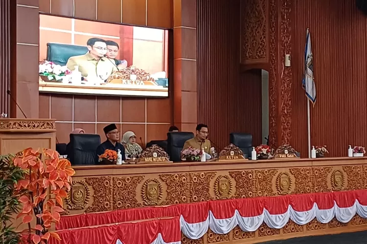 Wakil Walikota Depok, Imam Budi Hartino (kiri) Ketua DPRD Kota Depok, Ade Supriyatna (kanan ) memimpin Sidang Paripurna DPRD Kota Depok di kawasan Grand Depok City (GDC), Kelurahan Kalimulya, Kecamatan Cilodong. (ANDIKA EKA/RADAR DEPOK)
