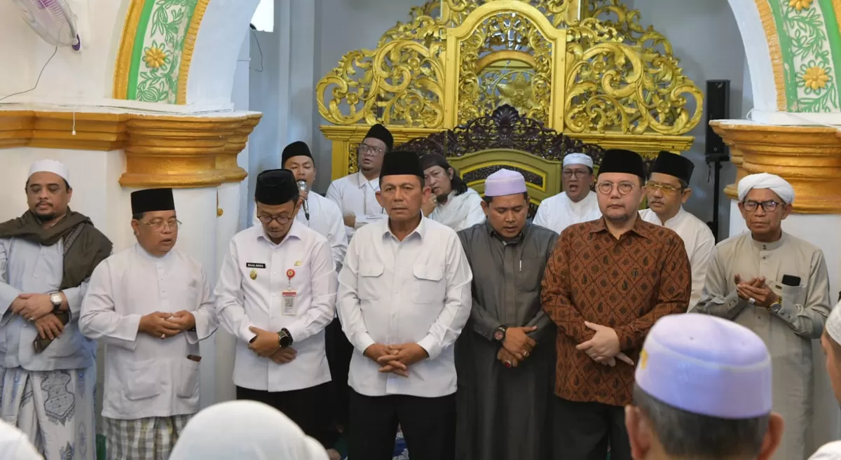 Gubernur Kepri Ansar Ahmad bersama Wakil Wali Kota Tanjungpinang Raja Ariza, serta tokoh agama dan tokoh masyarakat Kepri saat menghadiri Haul Ulama Besar di Pulau Penyengat. (Foto: Diskominfo Kepri) 
