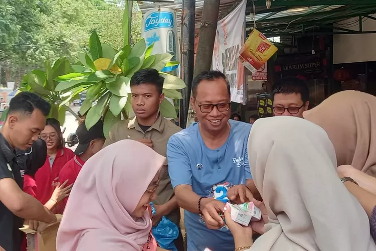 Joko Santoso bagikan Makan Siang dan Susu Gratis untuk Warga