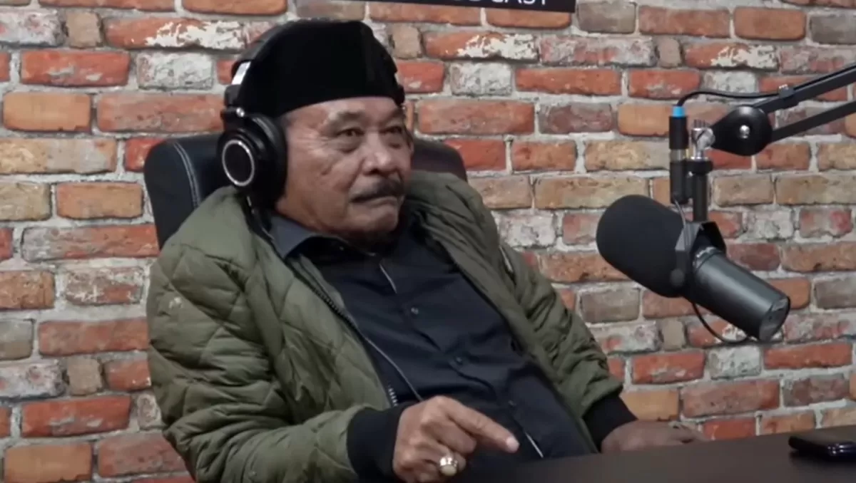 Potret Haji Bolot yang jarang mengeluhkan sakit, kini dirawat intensif di RS Fatmawati Jaksel setelah mengalami serangan jantung mendadak (YouTube Deddy Corbuzier)