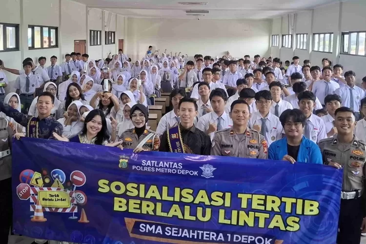 Foto bersama suai pelaksanaan sosialiasi kepada seluruh peserta didik SMA Sejahera 1 terkait tertib dalam berlalu lintas di jalan raya.  (ISTIMEWA)