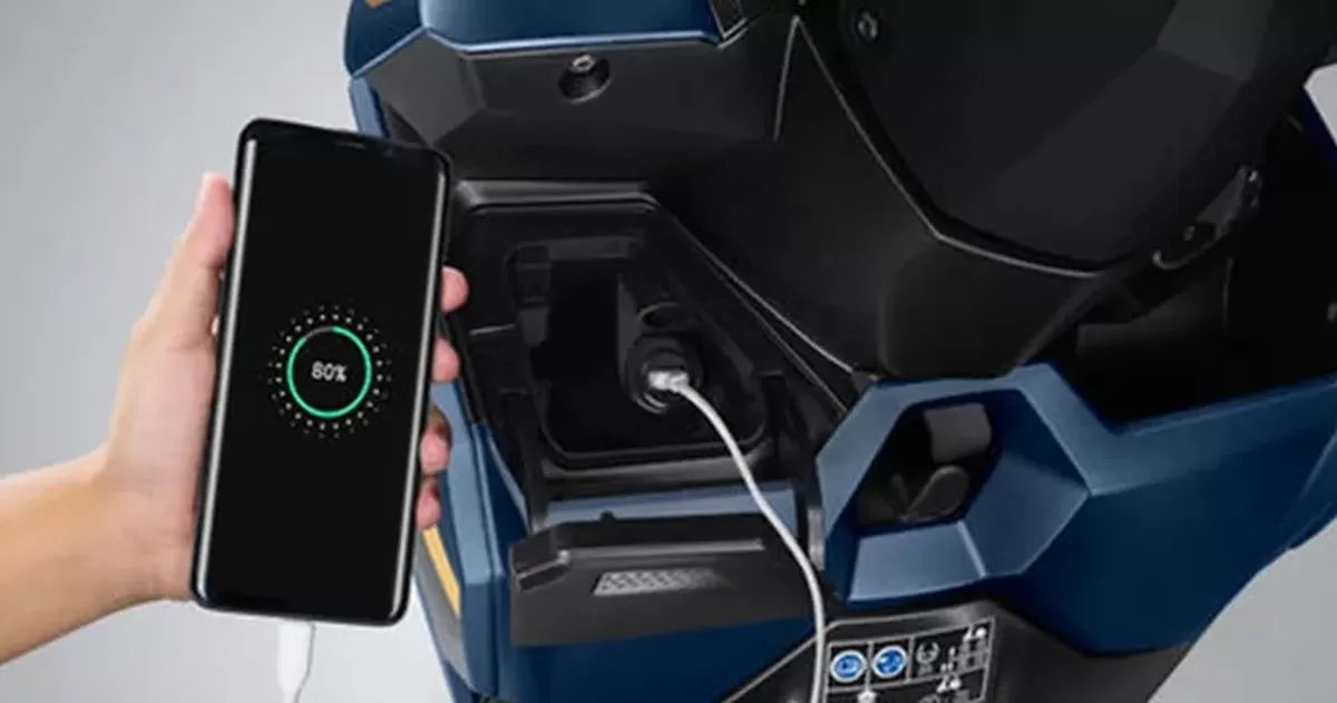 Ilustrasi: Cas ponsel pada power charger pada sepeda motor./net