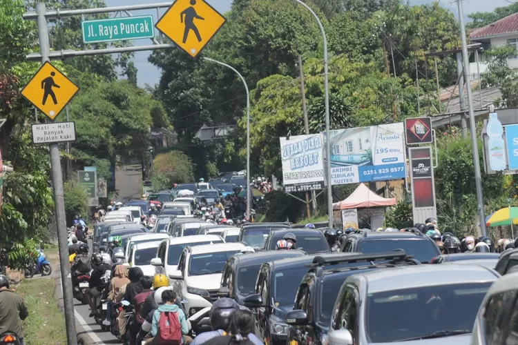 Suasana lalulintas di Puncak, Cisarua, Kabupaten Bogor, Jawa Barat. Senin (16/9/2024). Puncak masih menjadi tujuan wisatawan pada libur panjang Maulid Nabi. (Hendi Novian/Radar Bogor)
