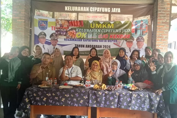 Kasi Ekbang Kelurahan Cipayung Jaya, Roih Soleh saat menghadiri musyawarah UMKM di Saung Jakan Rawasari, RW 5, Kelurahan Cipayung Jaya, Kecamatan Cipayung, Kota Depok, Senin (1/7).  (AGNESYA WIANDA/RADAR DEPOK)
