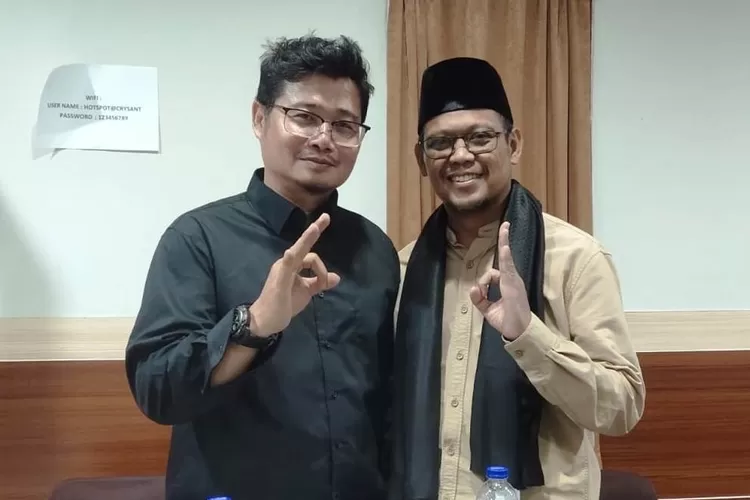 Pembina Milenial Bojongsari Sawangan (MBS) Nanang Jimi bersama Calon Walikota Depok Imam Budi Hartono (Kanan).  (ISTIMEWA)