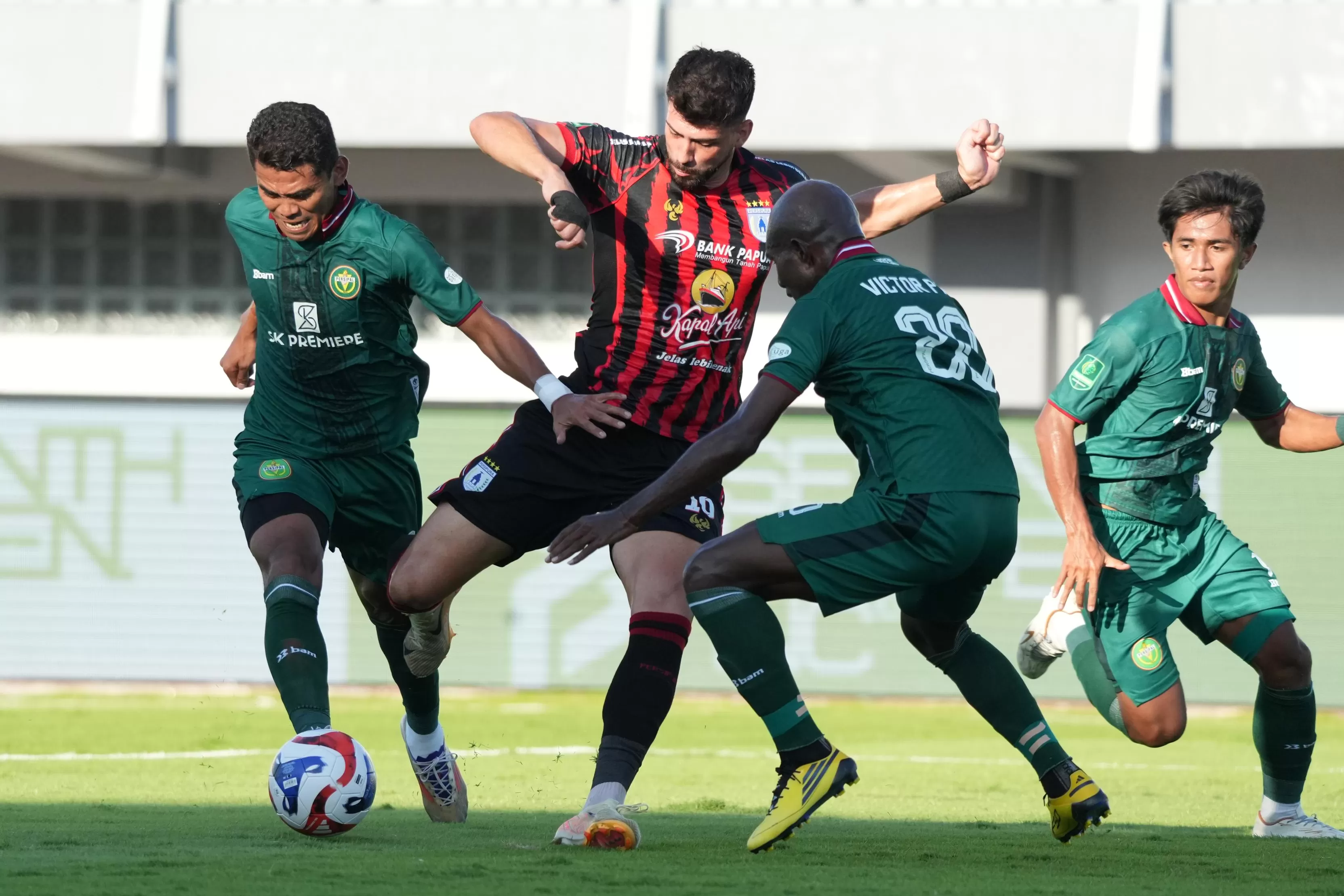 Striker Persipura, Matheus Silva, saat memborbardir pertahanan Persipal FC. ( MO Persipura)