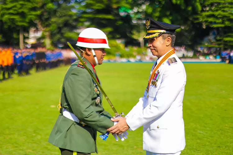 Wali Kota Dedie A. Rachim di upacara pengibaran bendera dalam rangka HUT ke 80 RI di Lapangan Sempur, Bogor (17/08). (Foto/Humas Kota Bogor.)