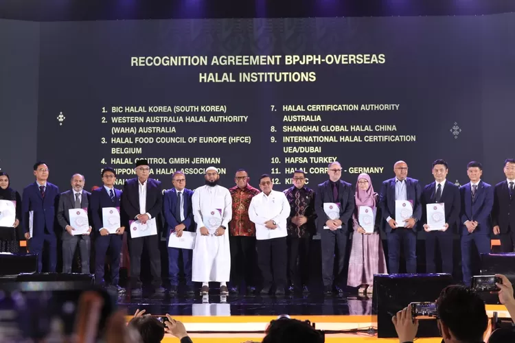 Ketua BPJPH, Ahmad Haikal Hasan menyerahkan Mou kepada negara perwakilan 