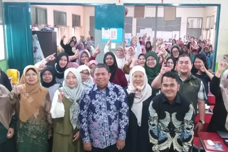 Foto bersama usai kegiatan seminar parenting di SDN Depok Baru 8, pada Sabtu (18/1). (ISTIMEWA)
